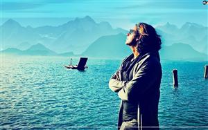 Sunil Grover poses with sea in the background